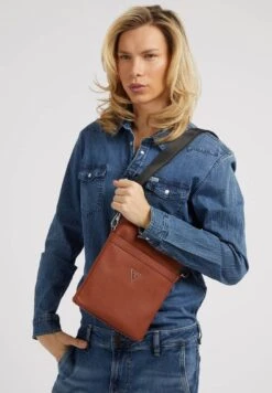 Guess Certosa Saffiano - Schoudertas - Braun