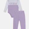 Guess Baby Set Pants Unisex - Geboortegeschenk - New Light Lilac